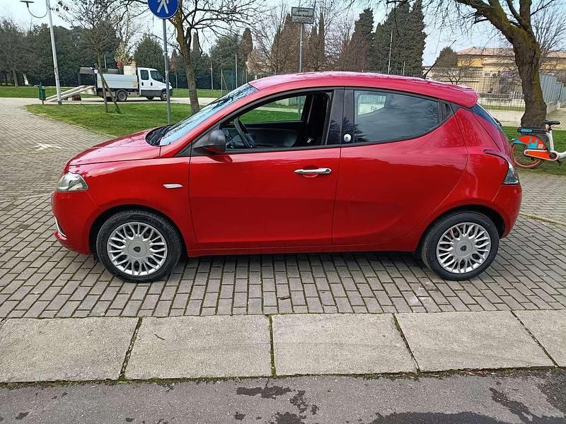 Usata Lancia Ypsilon Gold 69 CV (50 kW) 2017 Rosso Utilitaria