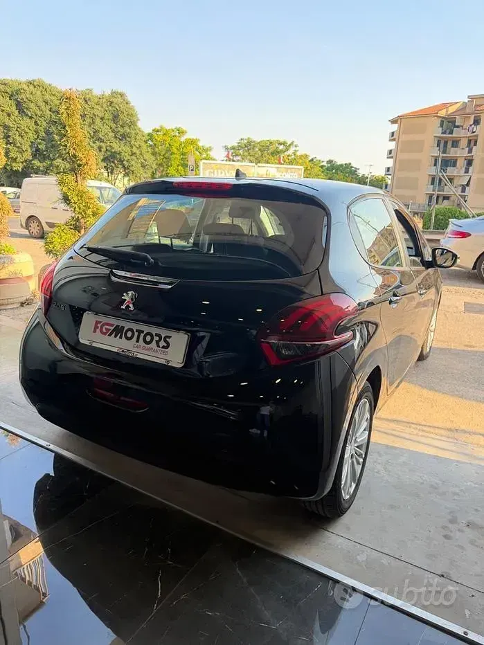 Usata Peugeot 208 Active 82 CV (60 kW) 2019 Nero Utilitaria