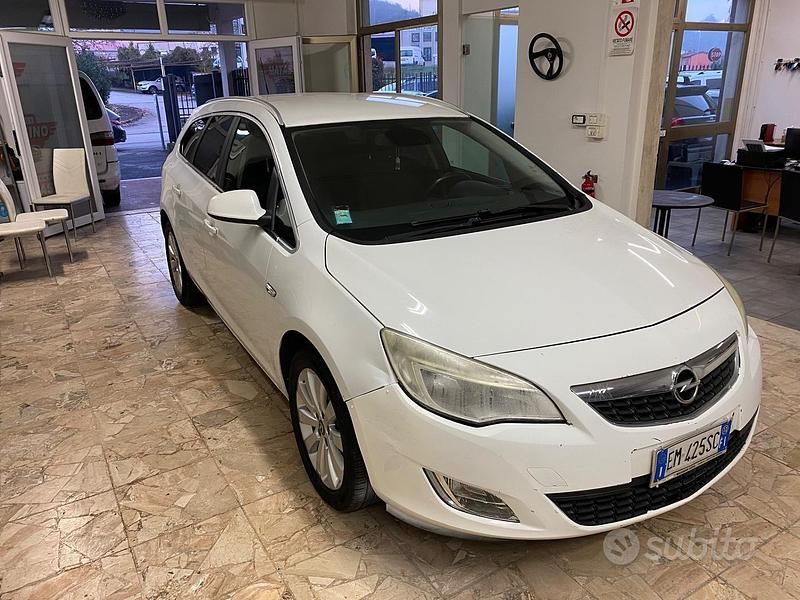 Usata Opel Astra Cosmo 131 CV (96 kW) 2012 Bianco Station wagon