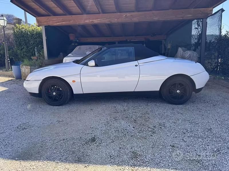 Begagnad Alfa Romeo Spider 150 HK (110 kW) 1997 Vit Cab