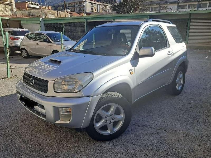 Usata Toyota RAV4 116 CV (85 kW) 2002 Argento SUV