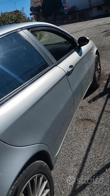 Second-hand Alfa Romeo 147 140 CP (102 kW) 2005 Gri Hatchback