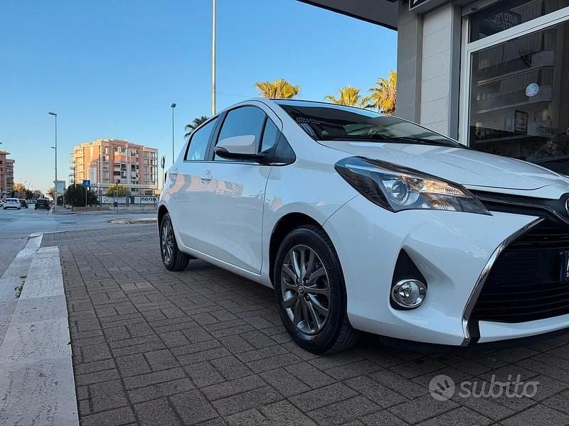 Usata Toyota Yaris Active 69 CV (50 kW) 2016 Bianco Berlina