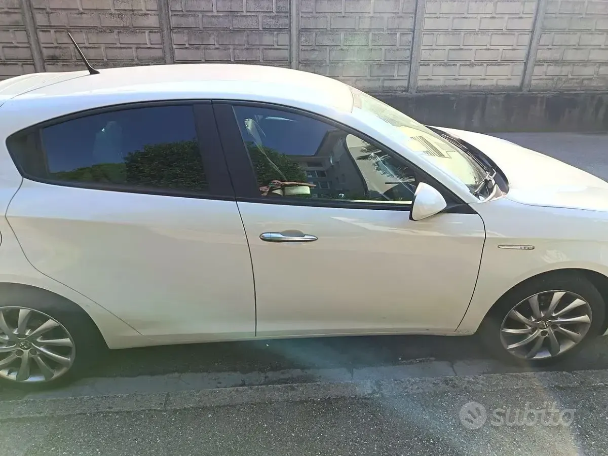 Usata Alfa Romeo Giulietta 105 CV (77 kW) 2013 Bianco Utilitaria