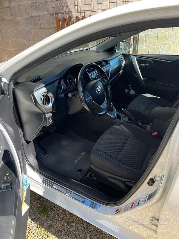Usata Toyota Auris 99 CV (72 kW) 2014 Bianco Berlina