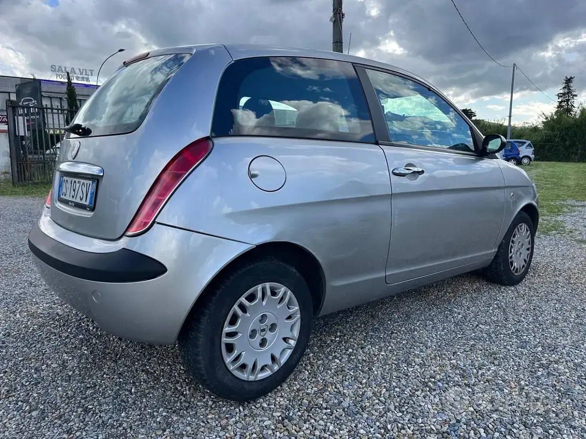 Usata Lancia Ypsilon 80 CV (58 kW) 2005 Grigio Utilitaria