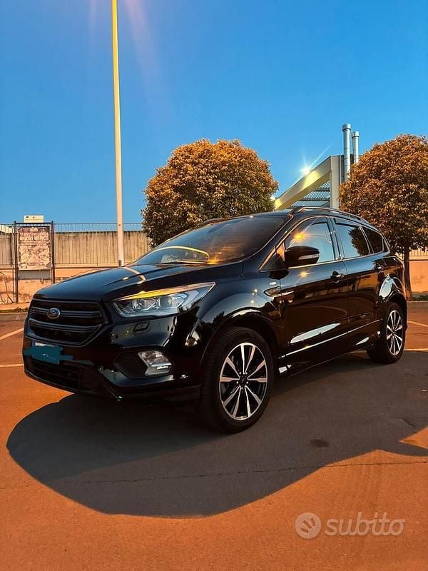 Usata Ford Kuga 120 CV (88 kW) 2017 Nero SUV