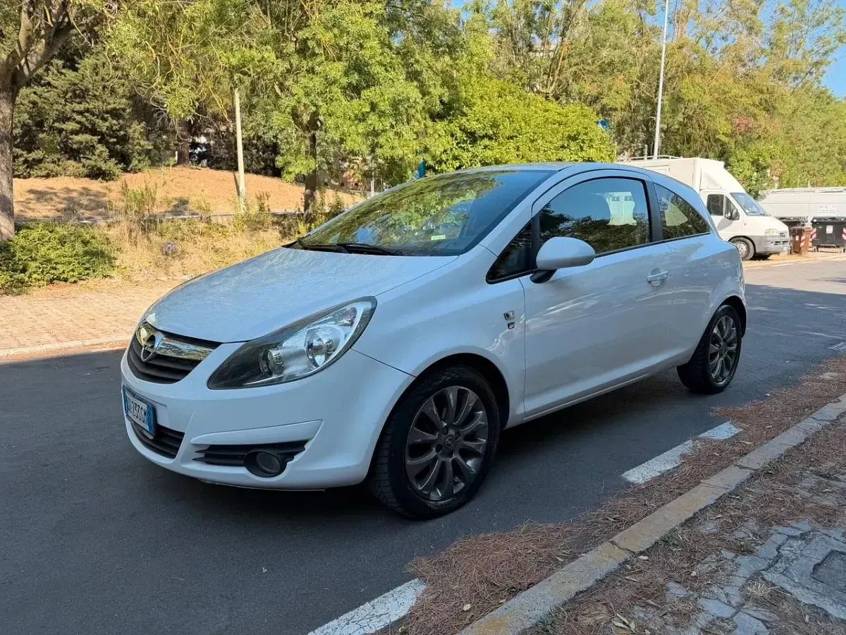 Usata Opel Corsa 75 CV (55 kW) 2010 Bianco Utilitaria