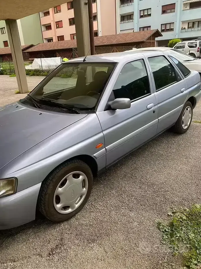 Usata Ford Escort 88 CV (64 kW) 1995 Grigio Berlina