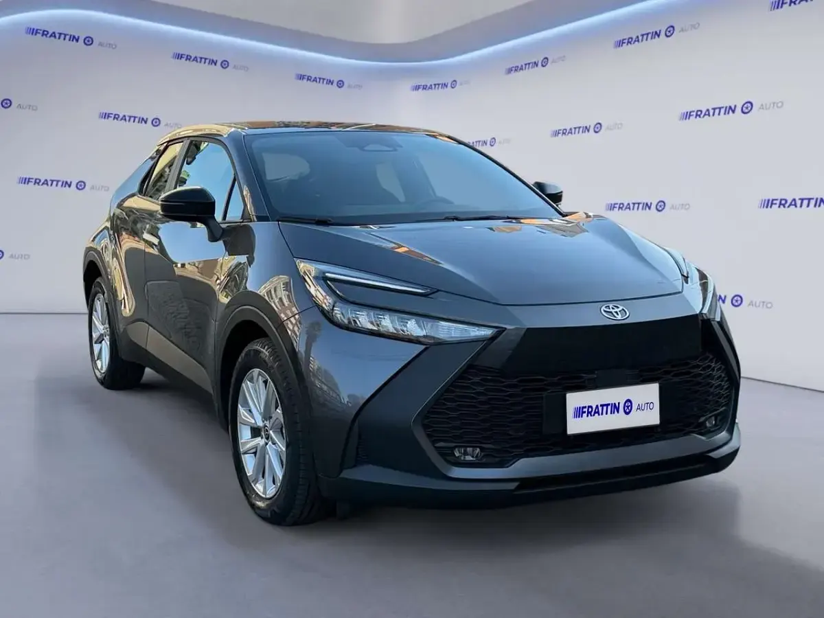 Nuova Toyota C-HR Active 98 CV (72 kW) 2026 Dark grey [1g3]  metallizzato SUV
