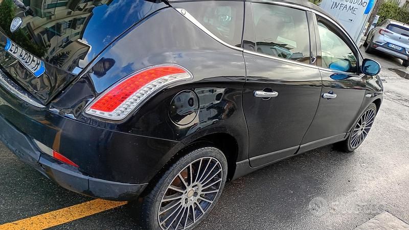 Begagnad Lancia Delta 190 HK (139 kW) 2009 Svart Halvkombi
