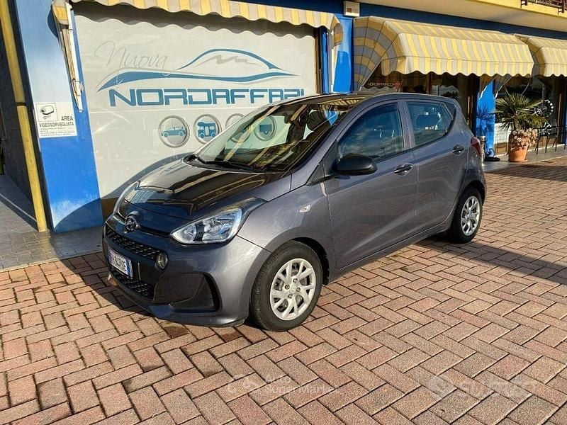 Grigio scuro Usata 2017 Hyundai i10 Comfort Due volumi | 8800 € (Buon prezzo) - Immagine 1/4