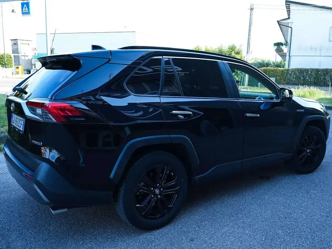 Usata Toyota RAV4 Hybrid Lounge 178 CV (130 kW) 2020 Nero SUV