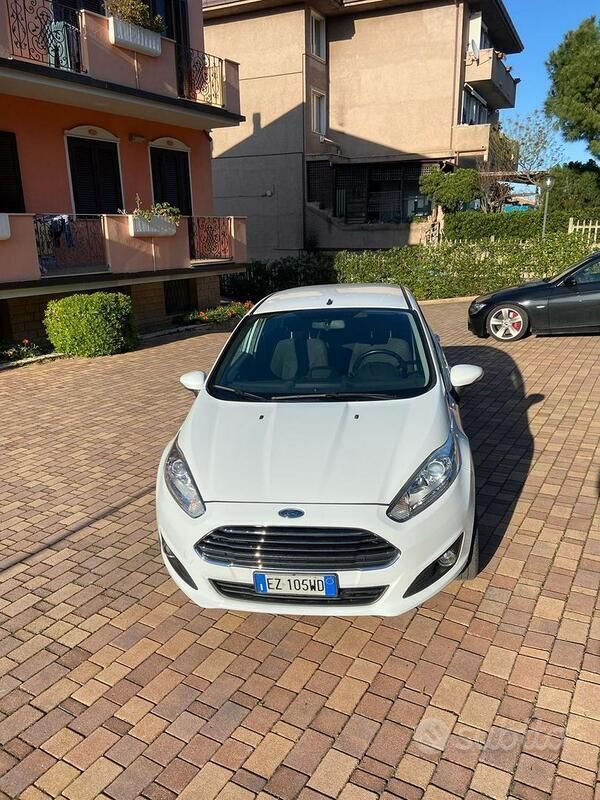 Usata Ford Fiesta 75 CV (55 kW) 2015 Bianco Utilitaria
