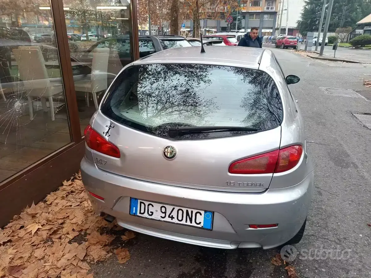 Usata Alfa Romeo 147 105 CV (77 kW) 2007 Grigio Utilitaria