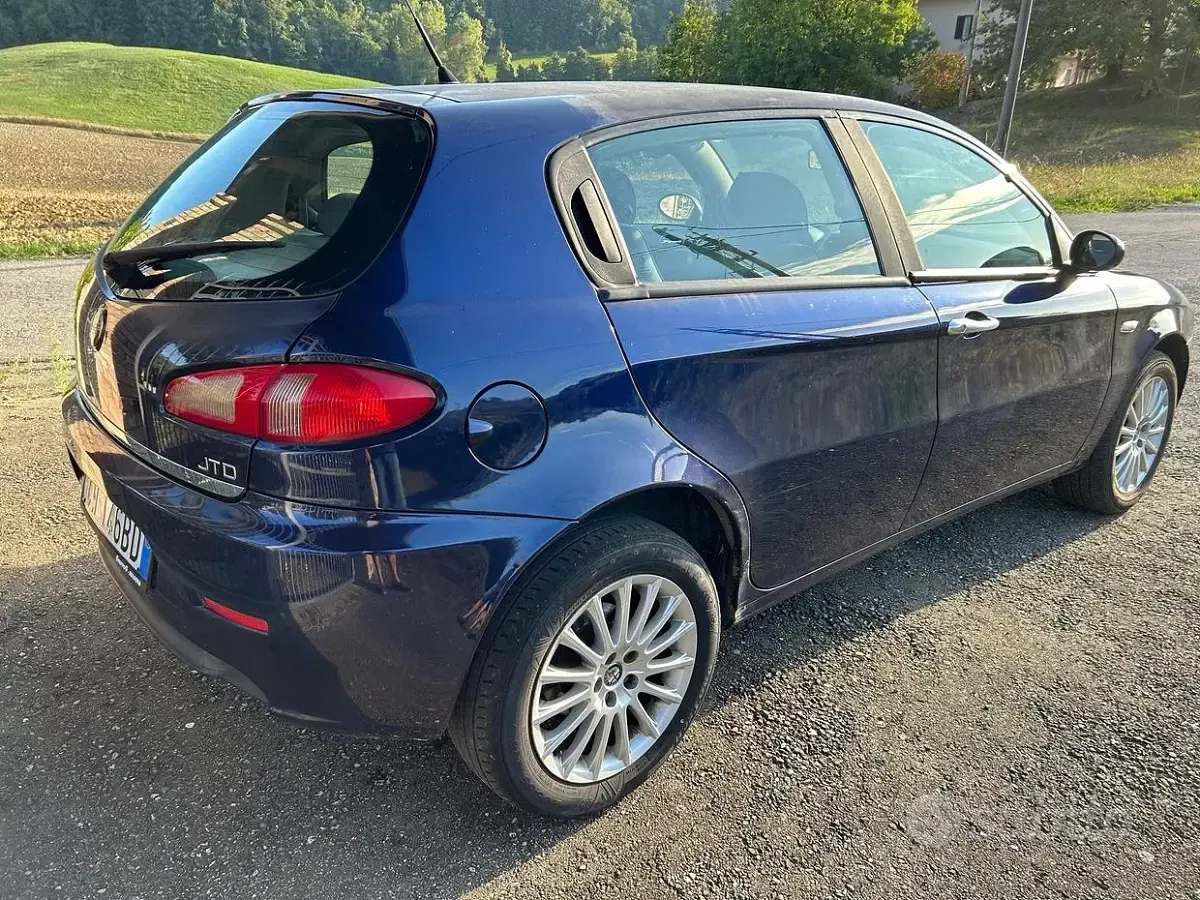 Usata Alfa Romeo 147 120 CV (88 kW) 2005 Blu Utilitaria