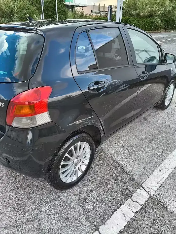 Usata Toyota Yaris 100 CV (73 kW) 2009 Nero Utilitaria