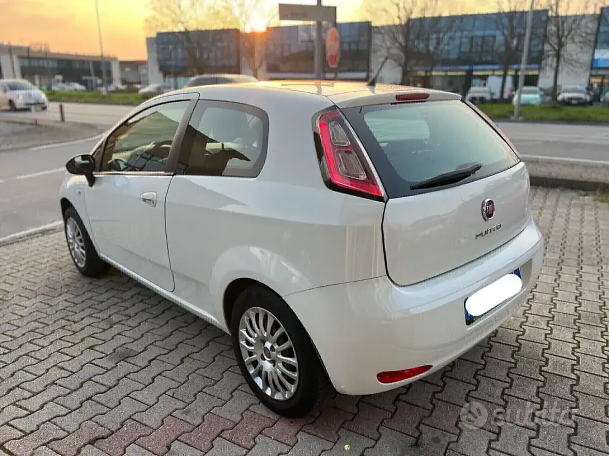 Usado Fiat Punto 70 CV (51 kW) 2013 Blanco Utilitario
