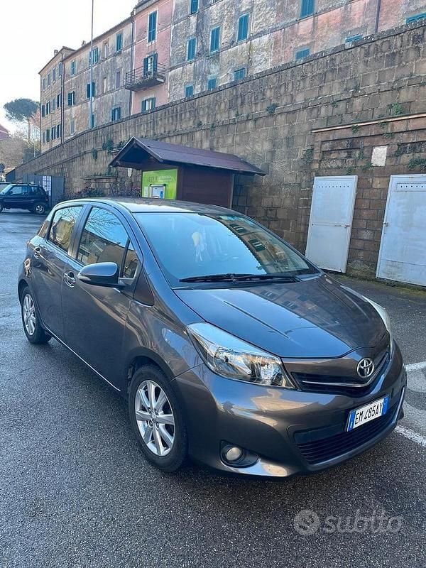Usata Toyota Yaris Lounge 99 CV (72 kW) 2012 Utilitaria
