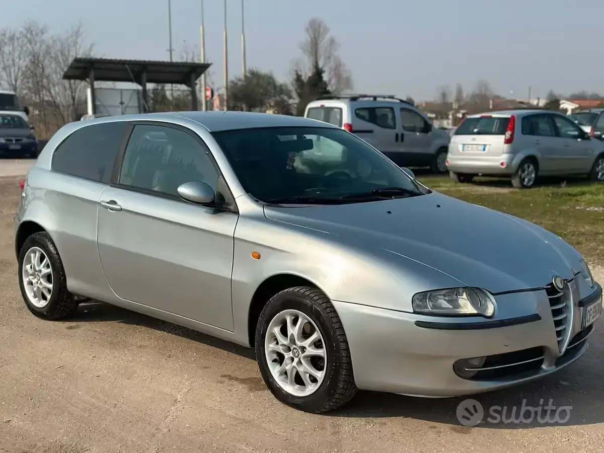 Usata Alfa Romeo 147 Distinctive 116 CV (85 kW) 2005 Grigio Utilitaria