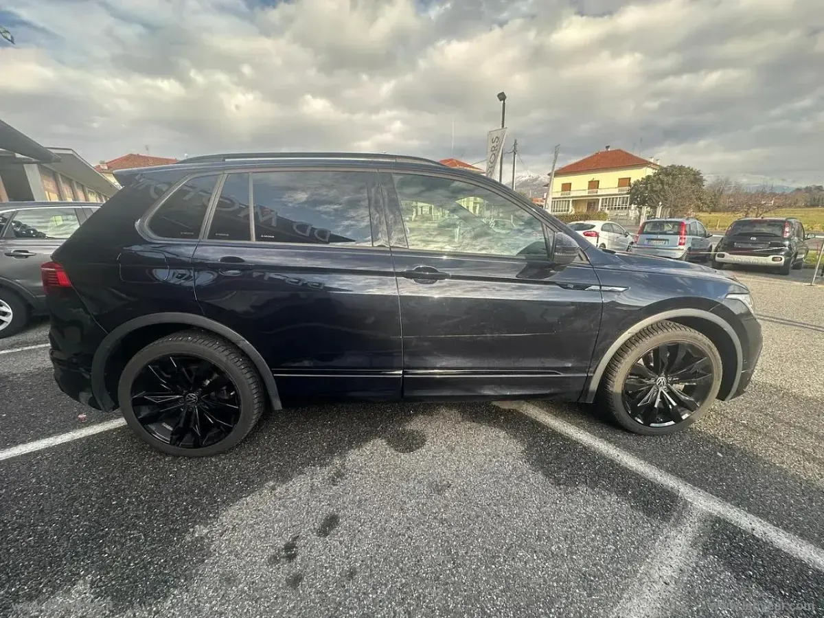 Usata VW Tiguan R-line 200 CV (147 kW) 2023 Nero SUV