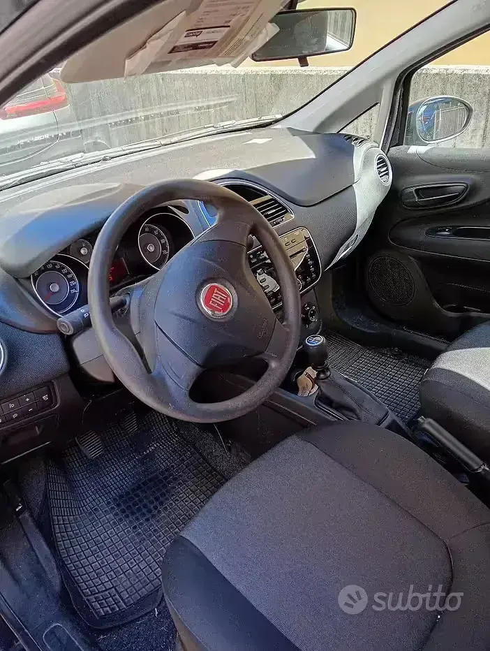 Usata Fiat Grande Punto 69 CV (50 kW) 2016 Bluazzurro Utilitaria