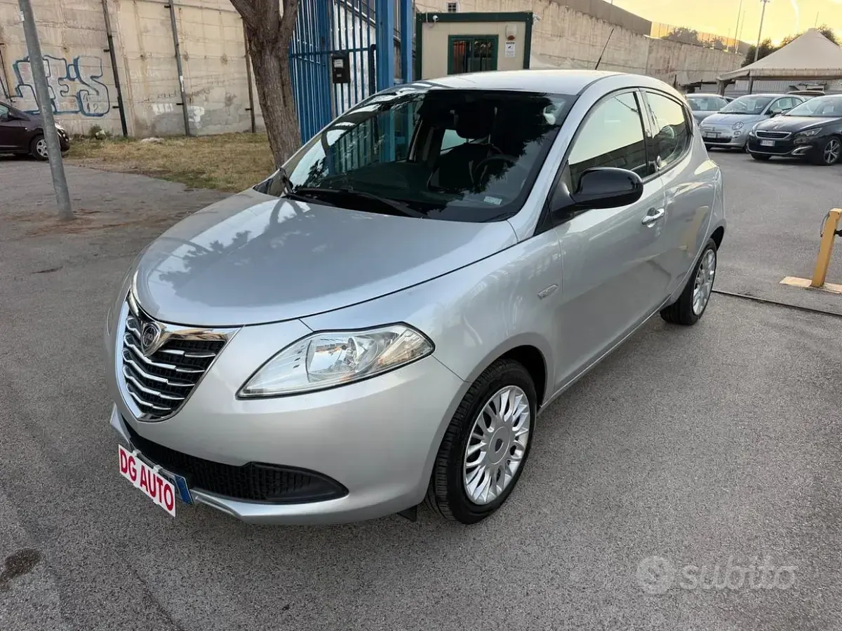 Usata Lancia Ypsilon 69 CV (50 kW) 2013 Grigio Utilitaria