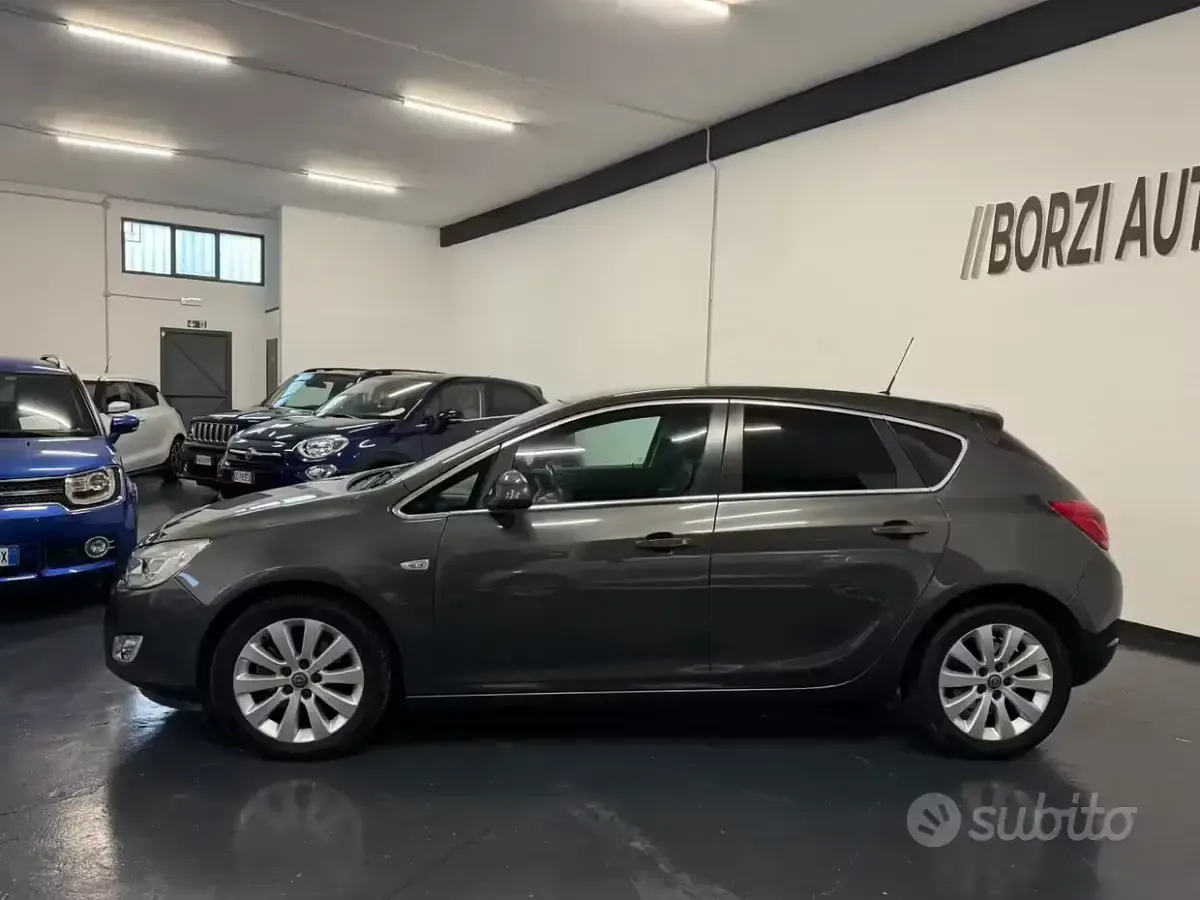 Usata Opel Astra Cosmo 125 CV (91 kW) 2010 Grigio Berlina