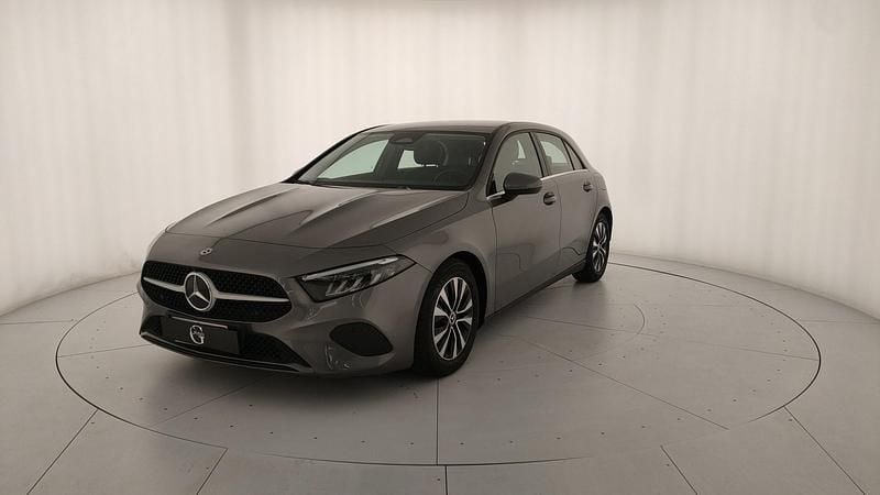 Grigio Usata 2023 Mercedes A180 Executive Tre volumi | 29.400 € (Buon prezzo) - Immagine 1/4