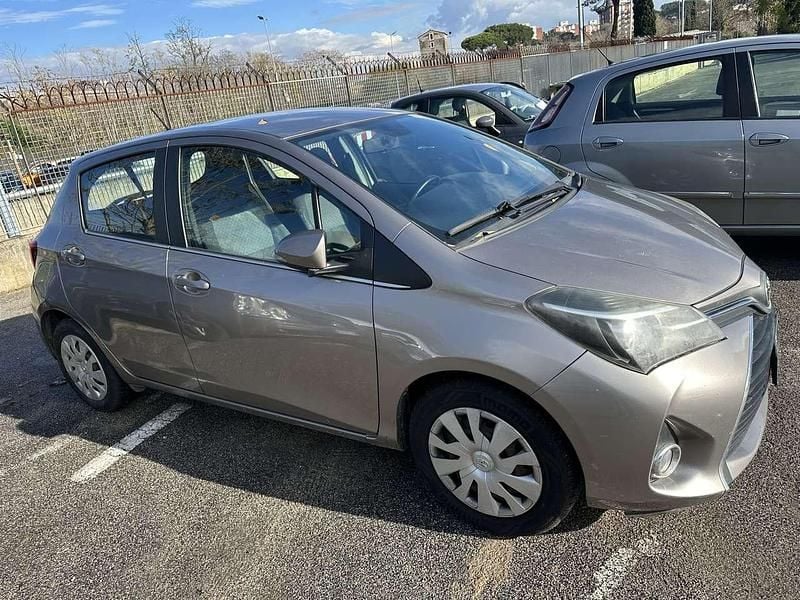 Grigio Usata 2015 Toyota Yaris Cool Tre volumi | 7400 € (Buon prezzo) - Immagine 1/4