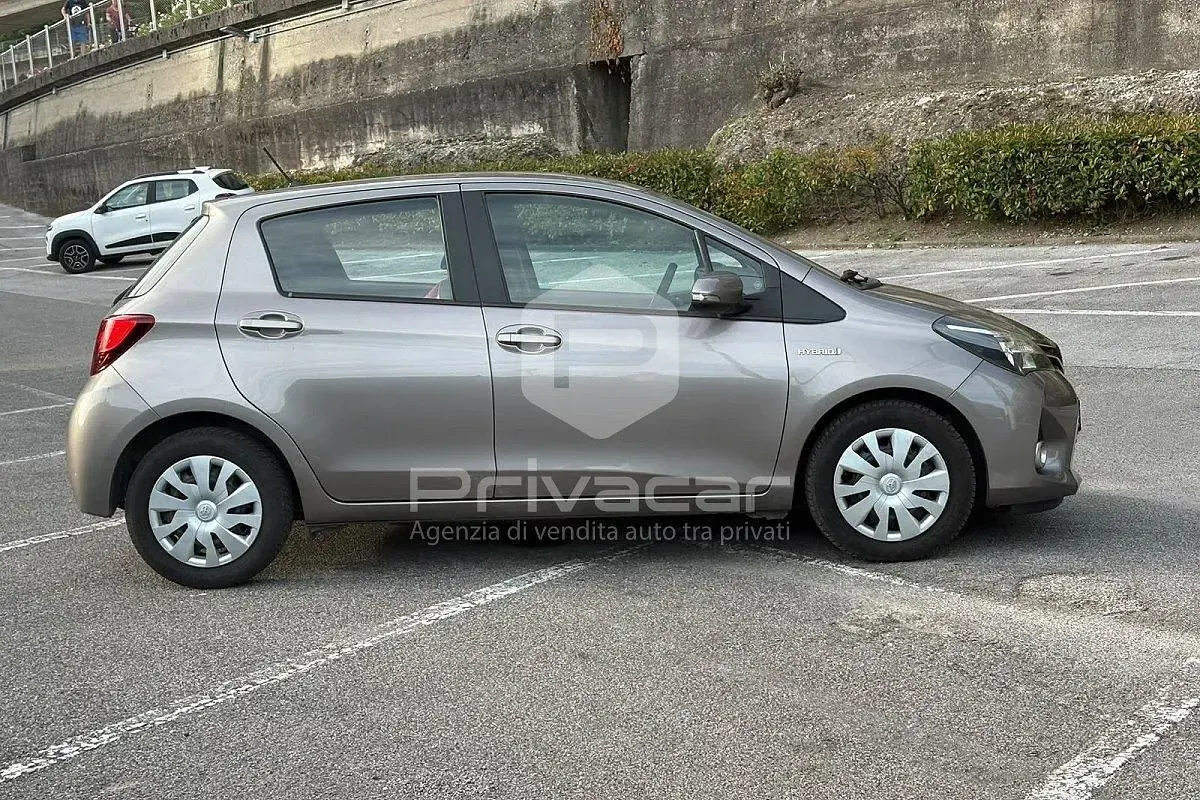 Usata Toyota Yaris Hybrid Active 74 CV (54 kW) 2015 Grigio Berlina