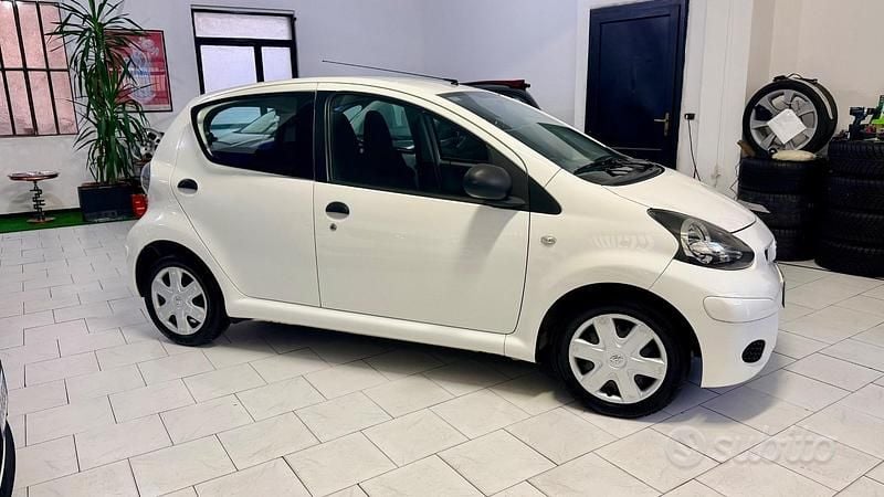 Usata Toyota Aygo Edition 68 CV (50 kW) 2011 Bianco Utilitaria