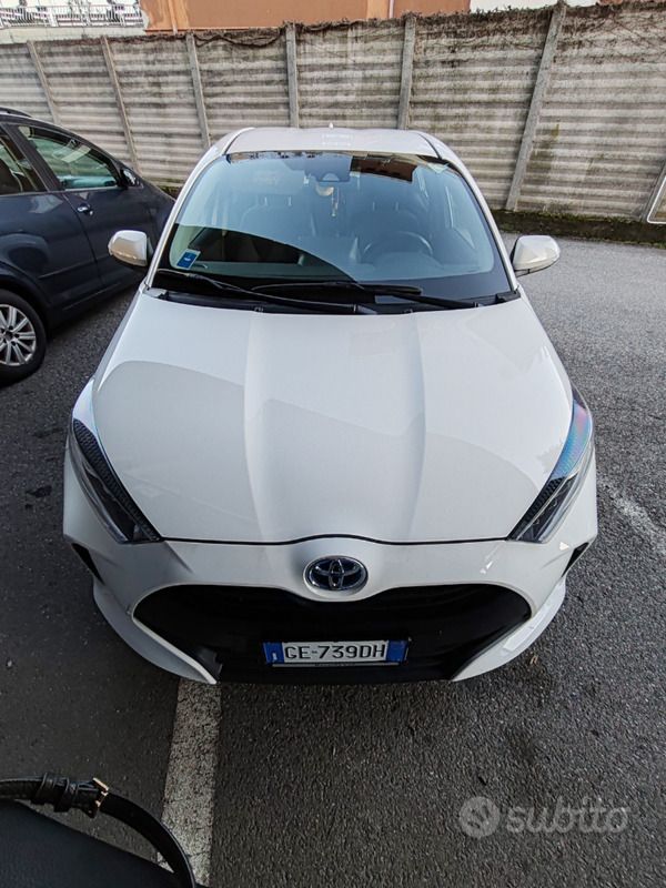 Usata Toyota Yaris Hybrid Trend 105 CV (77 kW) 2021 Bianco Utilitaria