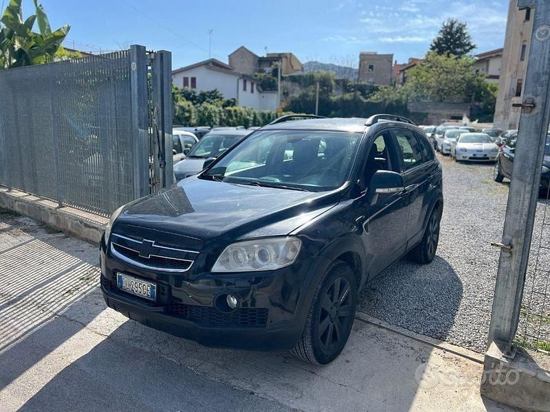 Nero Usata 2007 Chevrolet Captiva Sport SUV | 3900 € (Buon prezzo) - Immagine 1/4