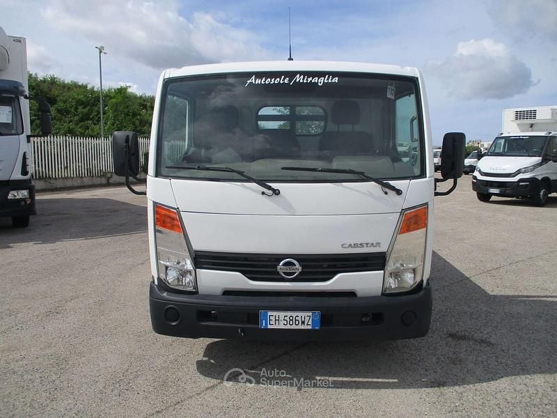 Usata Nissan Cabstar 131 CV (96 kW) 2011 Bianco Pick-up