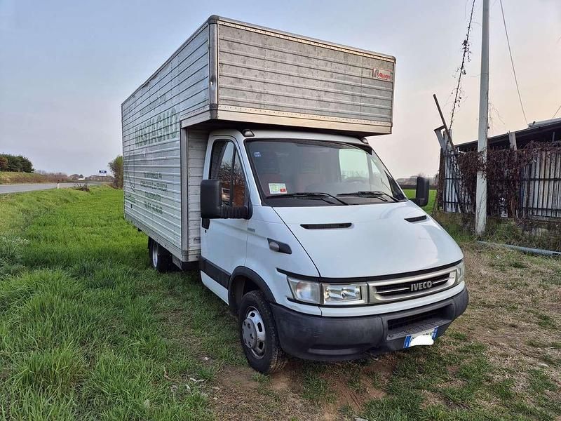 Usata Iveco Daily 116 CV (85 kW) 2005 Bianco Furgone