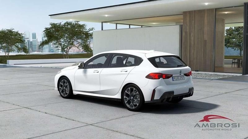 Nuova BMW 118 M Sport 150 CV (110 kW) 2026 Alpin white pastello Utilitaria