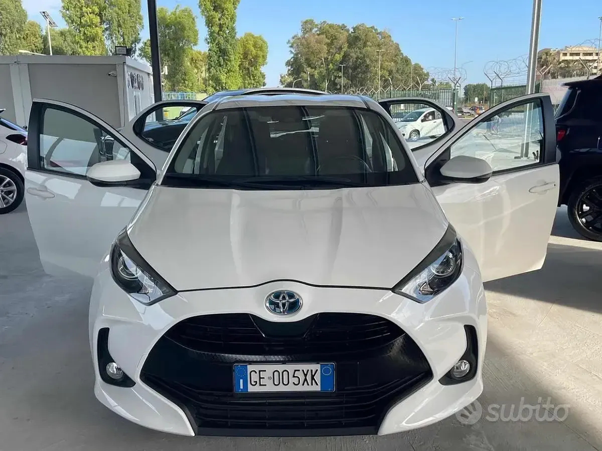 Usata Toyota Yaris Hybrid Business Edition 92 CV (67 kW) 2021 Bianco Berlina