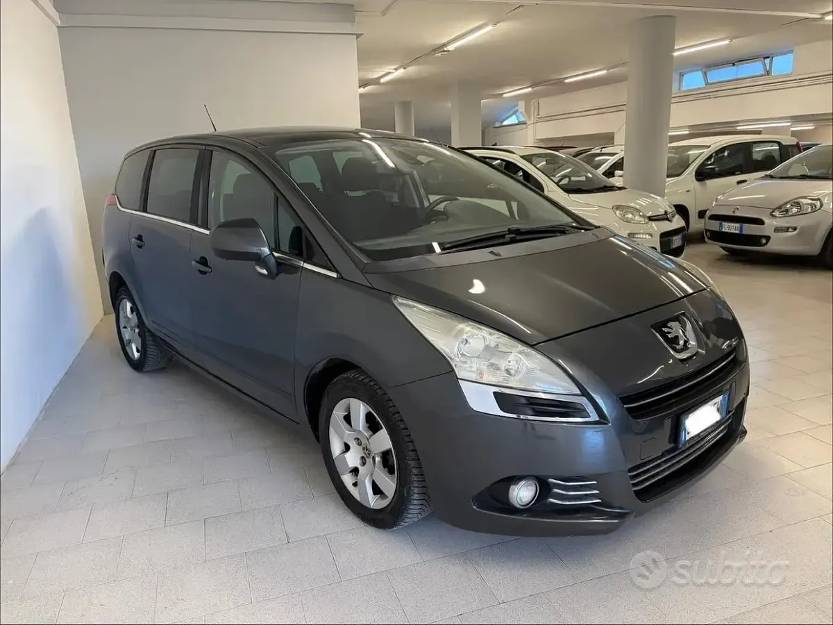 Usata Peugeot 5008 112 CV (82 kW) 2010 Grigio Monovolume