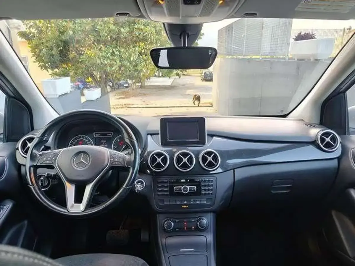 Usata Mercedes B180 Executive 109 CV (80 kW) 2013 Grigio chiaro Utilitaria