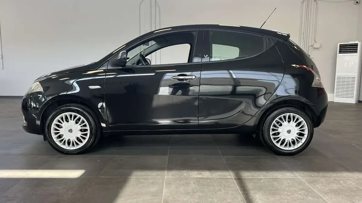 Usata Lancia Ypsilon Silver 69 CV (50 kW) 2018 Nero Utilitaria