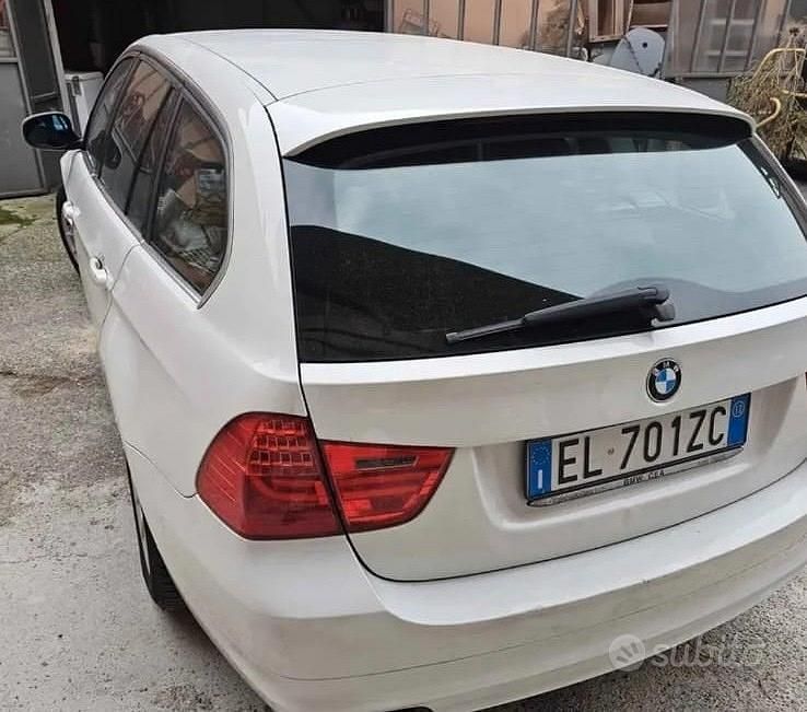 Begagnad BMW 318 2012 Vit Sedan