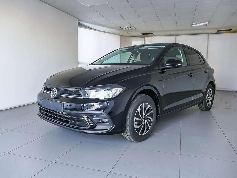 Deep black perlato Nuova 2025 VW Polo Life Tre volumi | 21.950 € (Buon prezzo) - Immagine 1/4