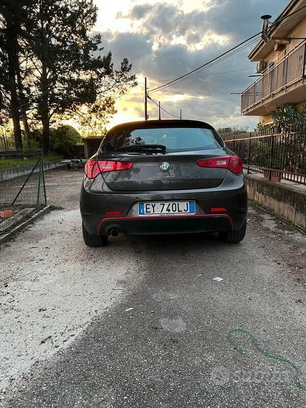 Grigio Usata 2015 Alfa Romeo Giulietta Due volumi | 6000 € (Buon prezzo) - Immagine 1/4
