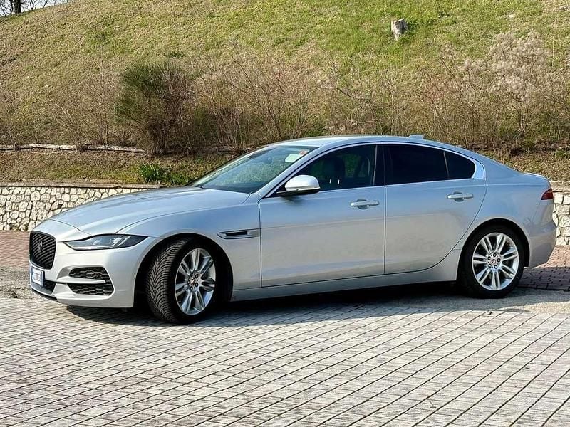 Usata Jaguar XE SE 250 CV (183 kW) 2023 Argento Berlina