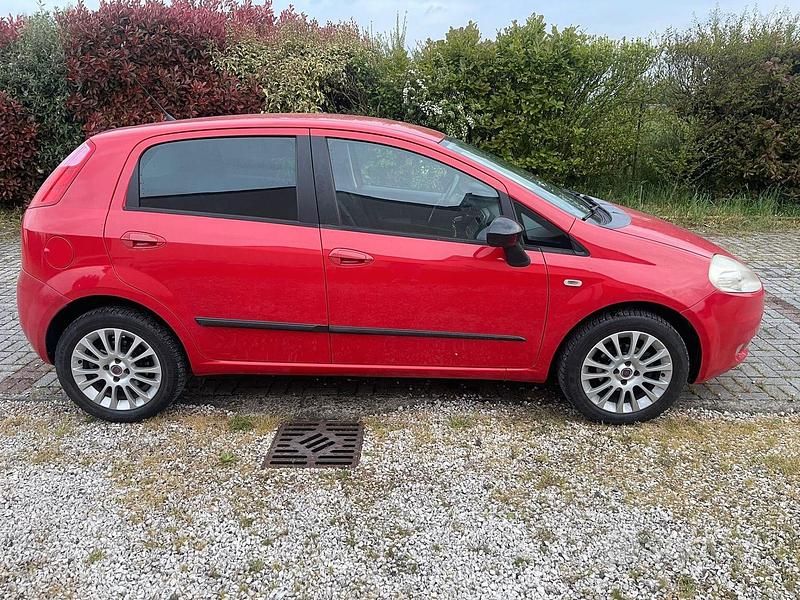Begagnad Fiat Grande Punto Dynamic 69 HK (50 kW) 2009 Röd Halvkombi