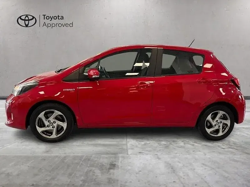 Usata Toyota Yaris Hybrid Active 101 CV (74 kW) 2017 Rosso Berlina
