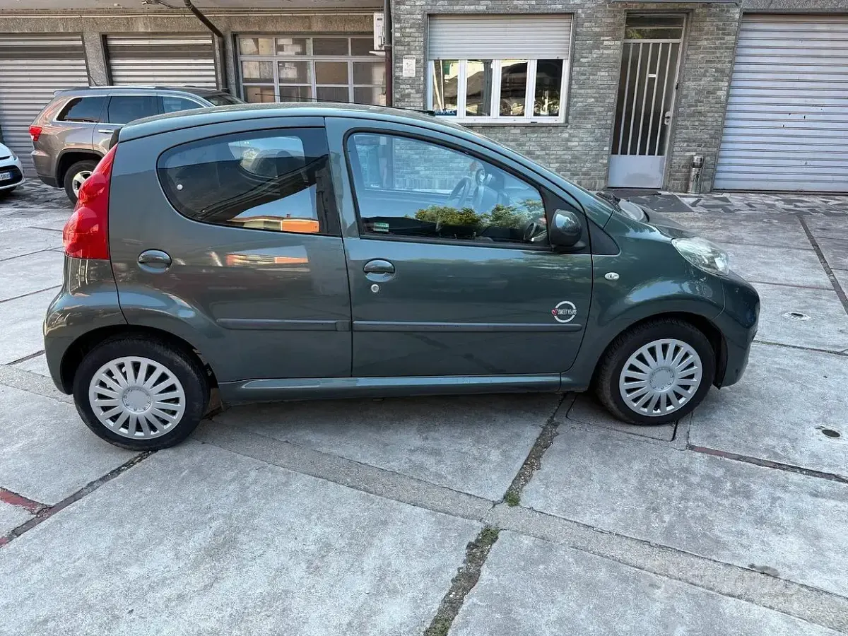 Usata Peugeot 107 68 CV (50 kW) 2010 Grigio Utilitaria