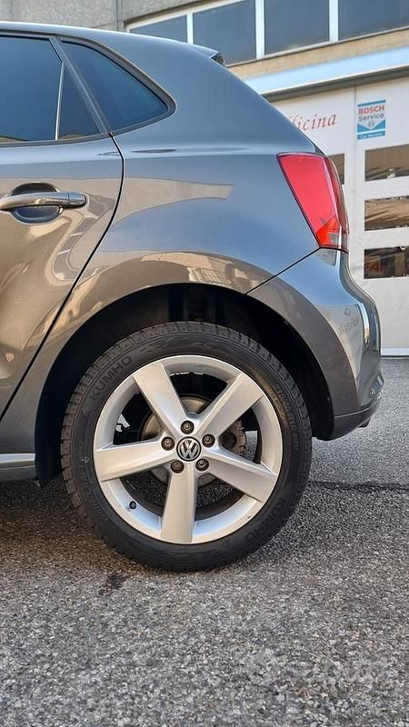 Grigio Usata 2013 VW Polo Tre volumi | 11.000 € (Cara) - Immagine 1/3