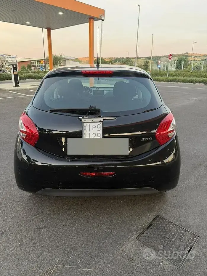 Usata Peugeot 208 Active 82 CV (60 kW) 2014 Nero Utilitaria